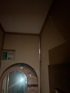 壁から光