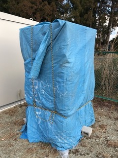 ビニールシートに包まれたでかい物体